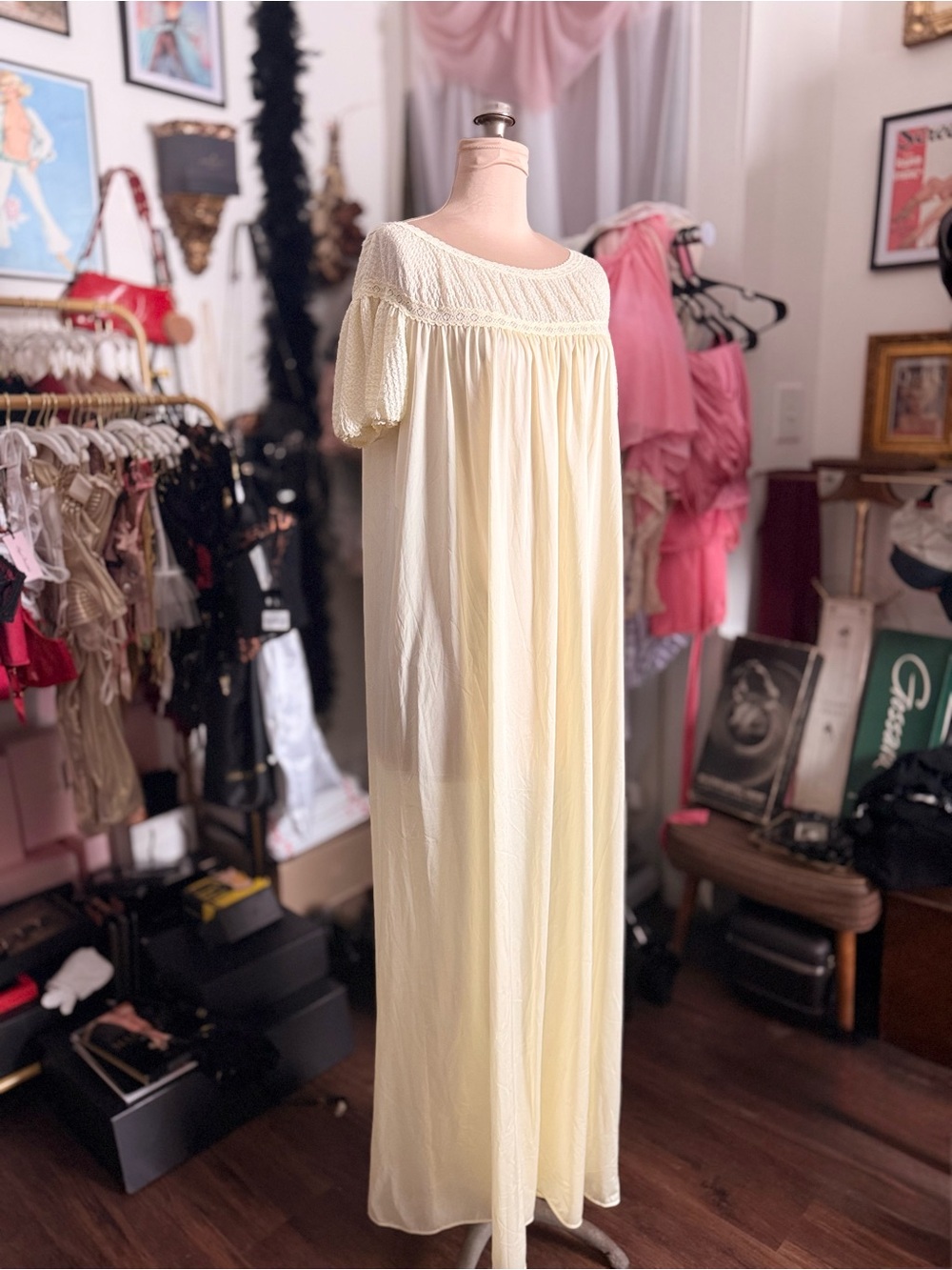 Vintage Pastel Yellow 1960s / 1970s Nightgown